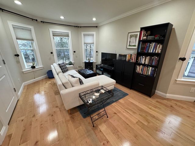 11 Eliot 3, Boston, MA 02130