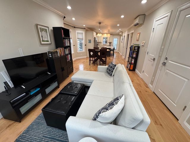 11 Eliot 3, Boston, MA 02130