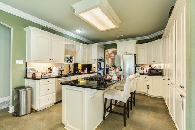 204 Arrowhead Drive, Lake Jackson, TX 77566