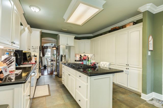 204 Arrowhead Drive, Lake Jackson, TX 77566