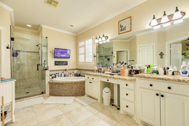 204 Arrowhead Drive, Lake Jackson, TX 77566