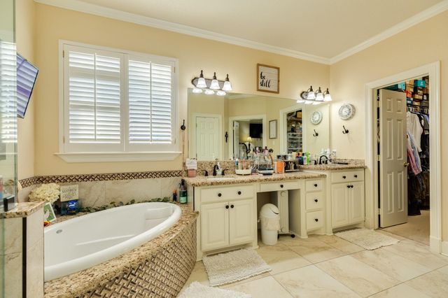 204 Arrowhead Drive, Lake Jackson, TX 77566