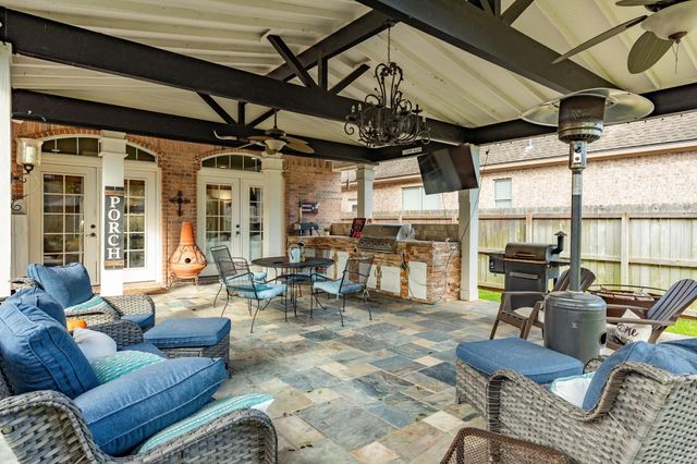 204 Arrowhead Drive, Lake Jackson, TX 77566