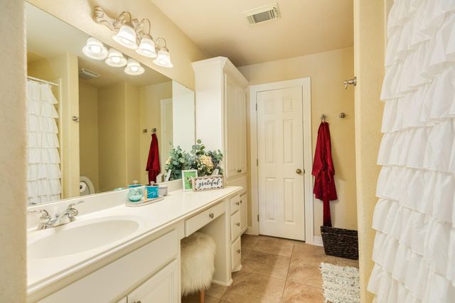 204 Arrowhead Drive, Lake Jackson, TX 77566