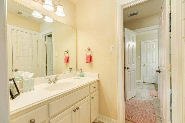 204 Arrowhead Drive, Lake Jackson, TX 77566