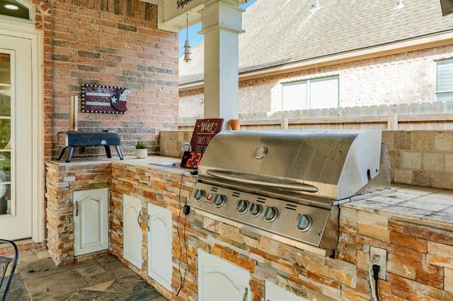 204 Arrowhead Drive, Lake Jackson, TX 77566