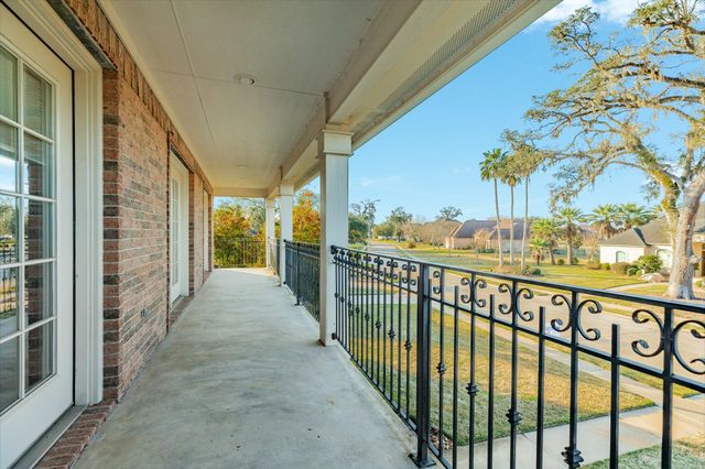 204 Arrowhead Drive, Lake Jackson, TX 77566