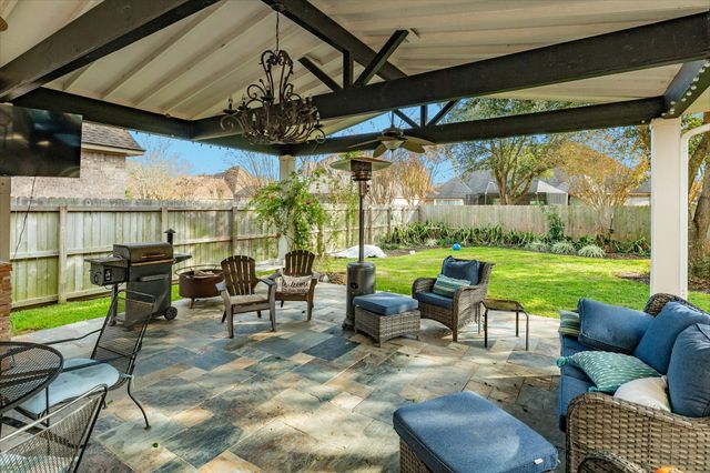 204 Arrowhead Drive, Lake Jackson, TX 77566