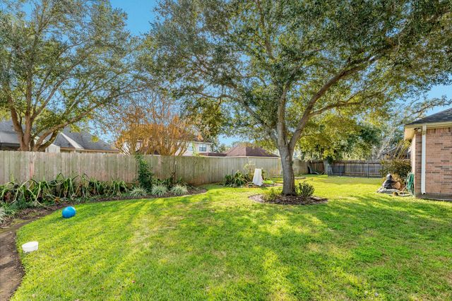 204 Arrowhead Drive, Lake Jackson, TX 77566