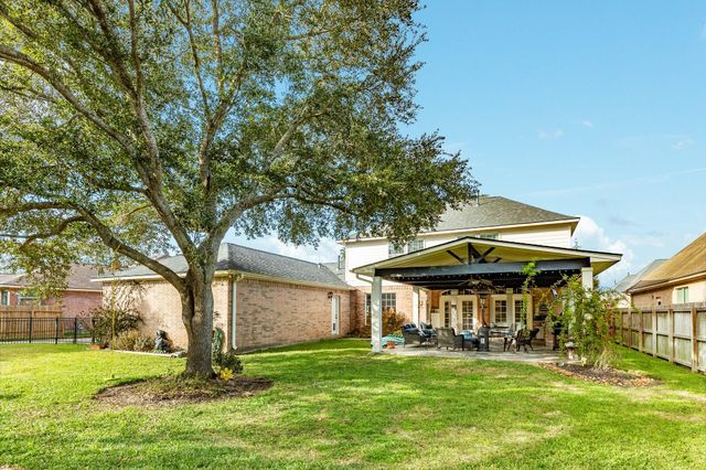 204 Arrowhead Drive, Lake Jackson, TX 77566