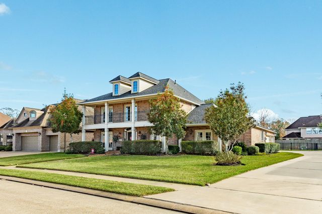 204 Arrowhead Drive, Lake Jackson, TX 77566