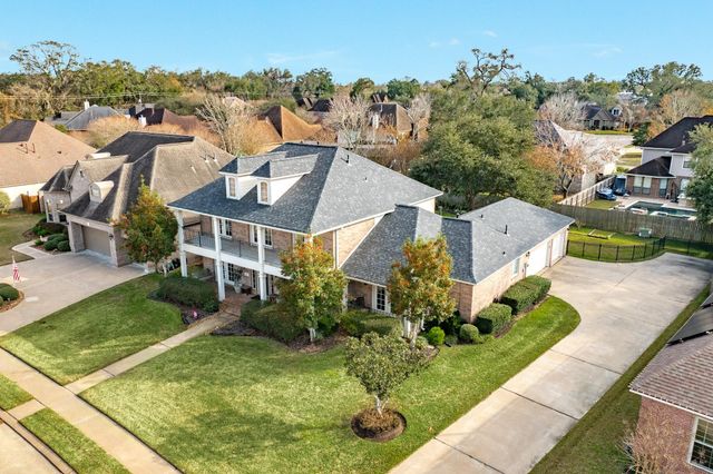 204 Arrowhead Drive, Lake Jackson, TX 77566