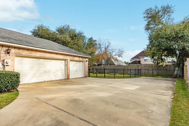 204 Arrowhead Drive, Lake Jackson, TX 77566