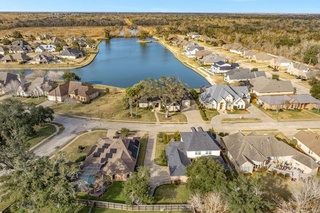 204 Arrowhead Drive, Lake Jackson, TX 77566