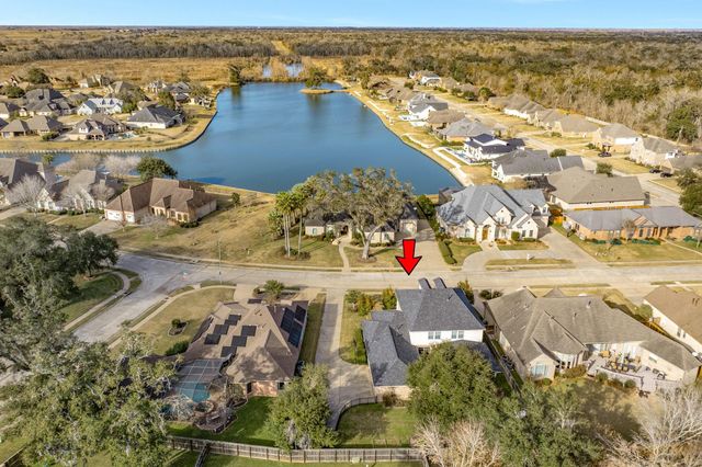 204 Arrowhead Drive, Lake Jackson, TX 77566