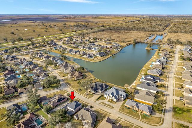 204 Arrowhead Drive, Lake Jackson, TX 77566