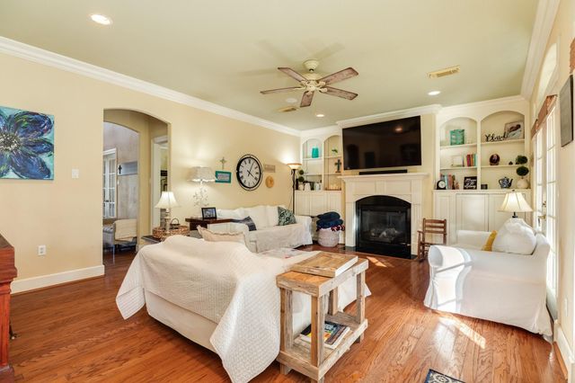 204 Arrowhead Drive, Lake Jackson, TX 77566