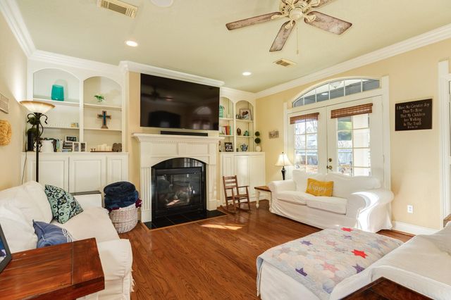 204 Arrowhead Drive, Lake Jackson, TX 77566