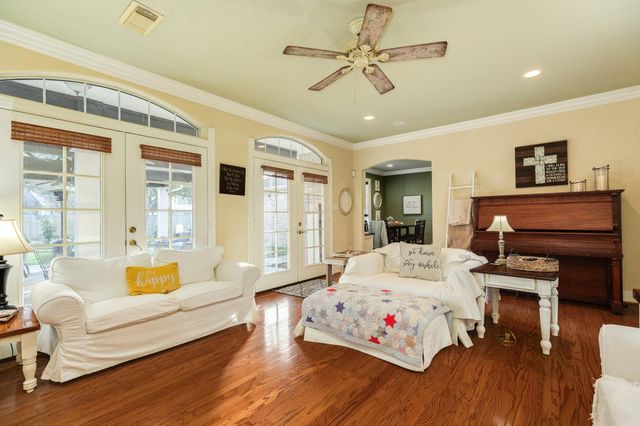 204 Arrowhead Drive, Lake Jackson, TX 77566