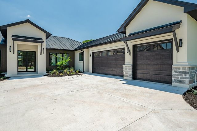 125 Stockman DR, Dripping Springs, TX 78620