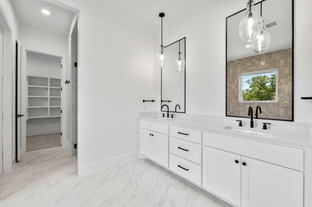 125 Stockman DR, Dripping Springs, TX 78620