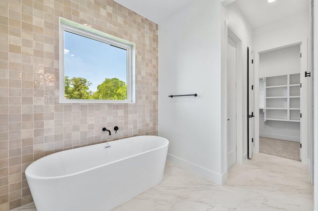 125 Stockman DR, Dripping Springs, TX 78620