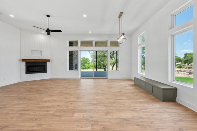 125 Stockman DR, Dripping Springs, TX 78620