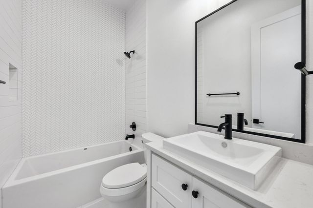 125 Stockman DR, Dripping Springs, TX 78620