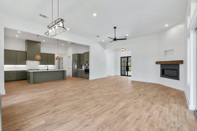 125 Stockman DR, Dripping Springs, TX 78620