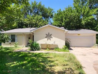 6712 Robindale Road, Forest Hill, TX 76140