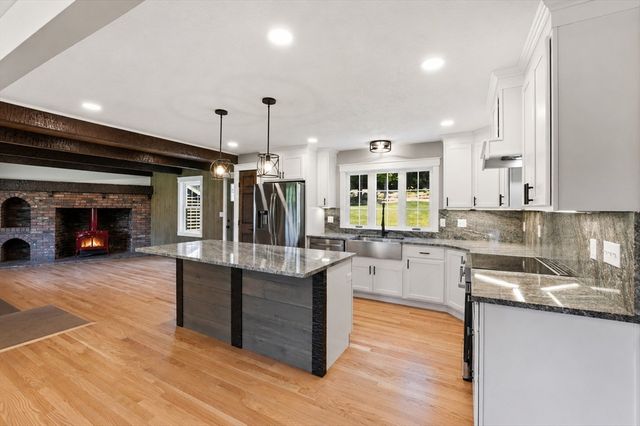 2 Meeting House Ln, Wilbraham, MA 01095