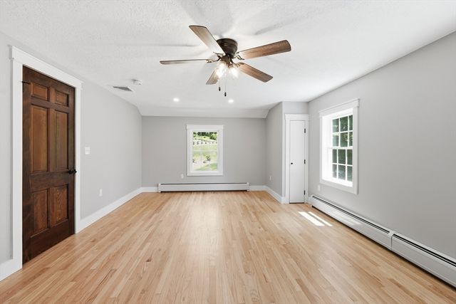 2 Meeting House Ln, Wilbraham, MA 01095