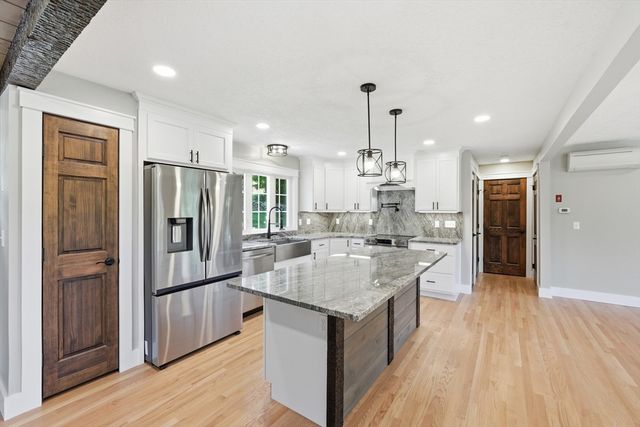 2 Meeting House Ln, Wilbraham, MA 01095