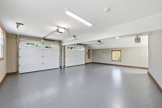 2 Meeting House Ln, Wilbraham, MA 01095