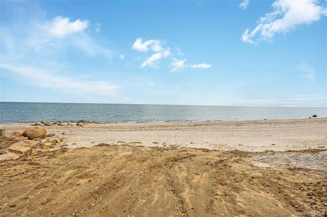 3010 Hulse Landing C-19, Wading River, NY 11792