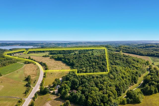 9224 E Duck Lake Road, Suttons Bay Twp, MI 49682