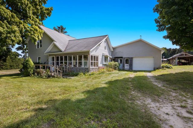 9224 E Duck Lake Road, Suttons Bay Twp, MI 49682