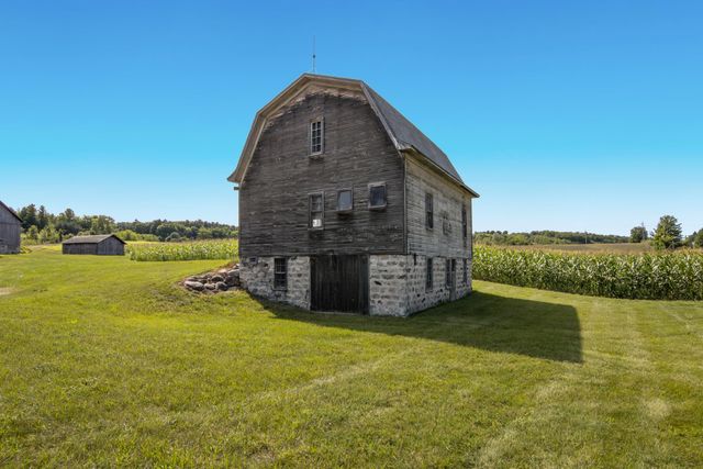 9224 E Duck Lake Road, Suttons Bay Twp, MI 49682