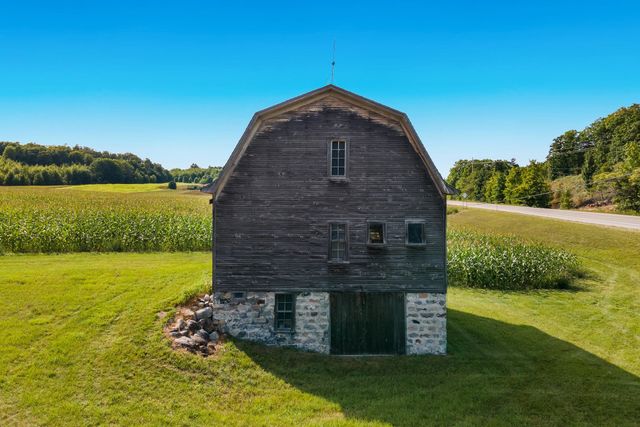 9224 E Duck Lake Road, Suttons Bay Twp, MI 49682