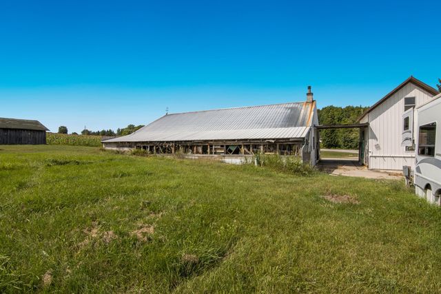 9224 E Duck Lake Road, Suttons Bay Twp, MI 49682