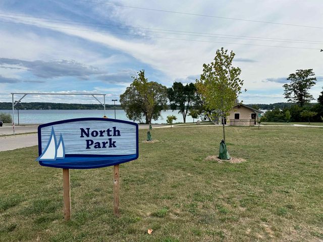 9224 E Duck Lake Road, Suttons Bay Twp, MI 49682