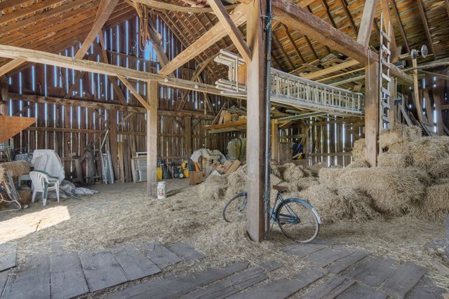 9224 E Duck Lake Road, Suttons Bay Twp, MI 49682