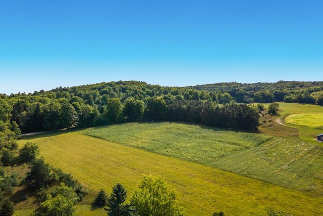 9224 E Duck Lake Road, Suttons Bay Twp, MI 49682