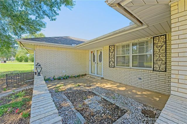 985 N Hampton Road, Harrah, OK 73045