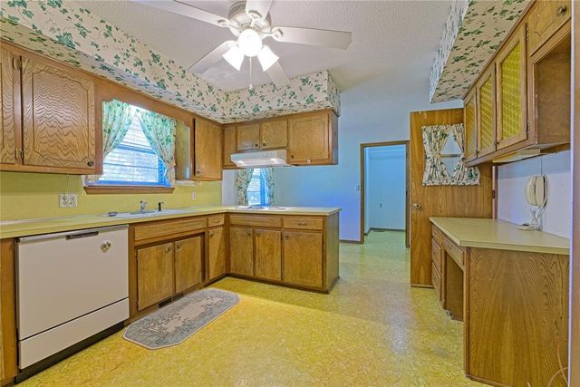 985 N Hampton Road, Harrah, OK 73045