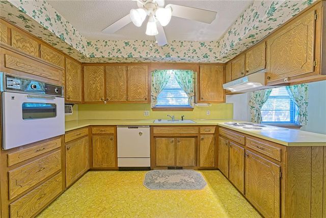 985 N Hampton Road, Harrah, OK 73045