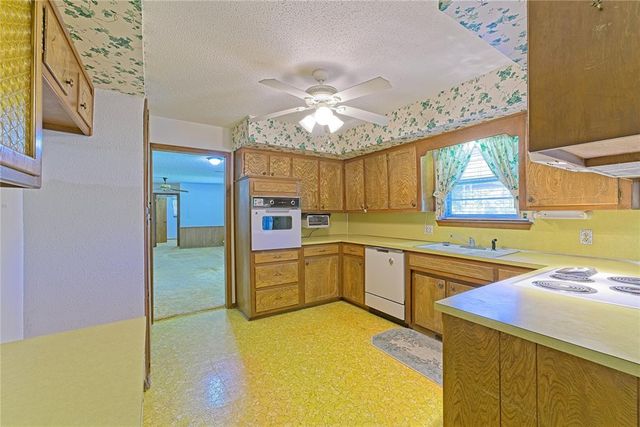 985 N Hampton Road, Harrah, OK 73045