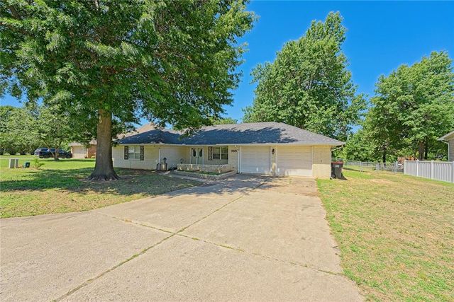 985 N Hampton Road, Harrah, OK 73045