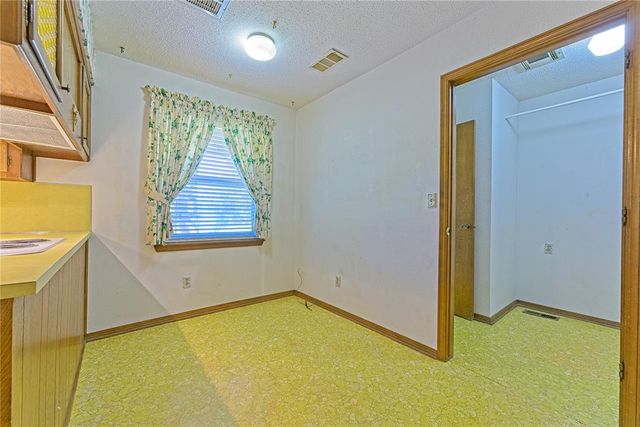 985 N Hampton Road, Harrah, OK 73045