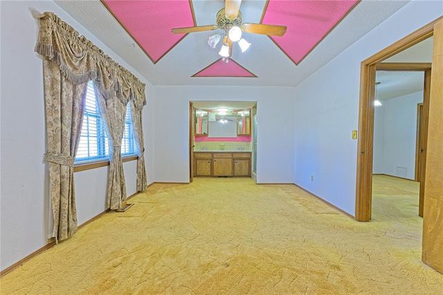 985 N Hampton Road, Harrah, OK 73045